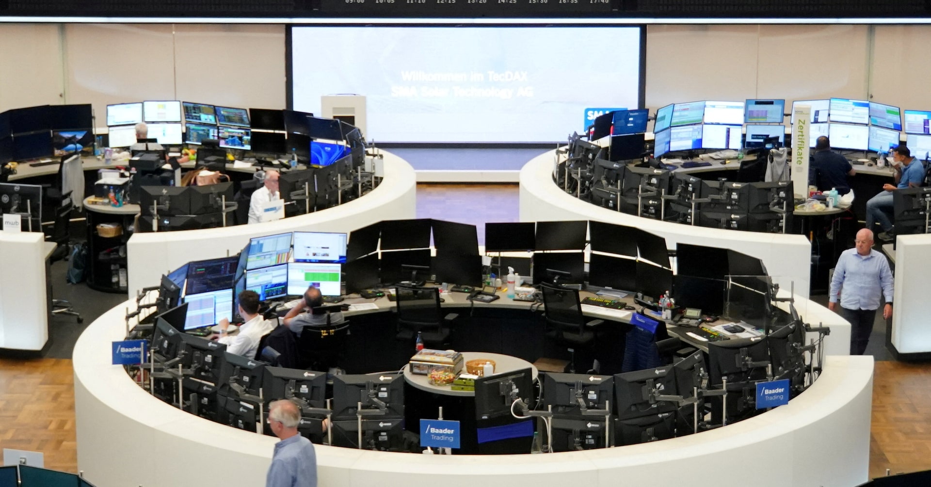 ReutersAfrica's tweet card. The Dow gained while the Nasdaq lost ground on Tuesday and crude settled lower as investors assessed a spate of mixed earnings and signs that President Donald Trump's protracted trade war is hitting...