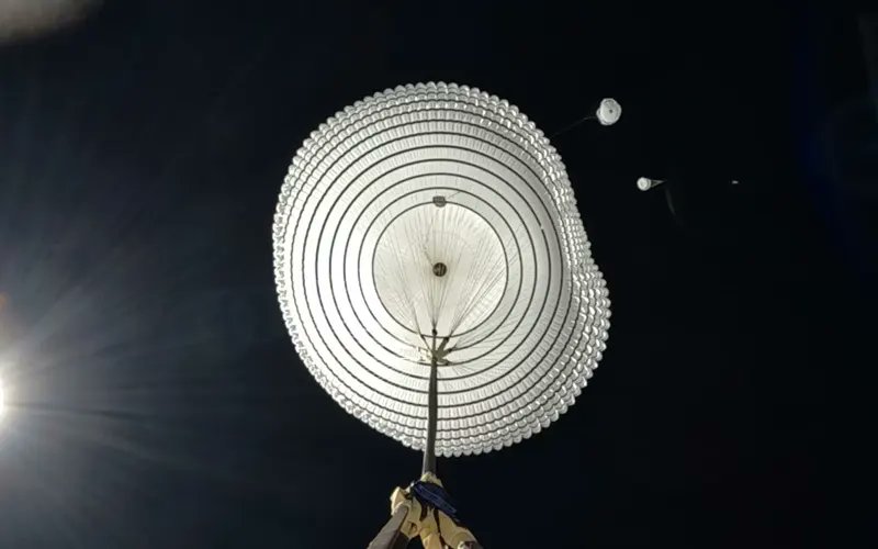 ESpaceflight's tweet card. ESA has retested a pair of parachutes that, along with a retro rocket, will ensure the safe landing of its Rosalind Franklin rover on Mars.