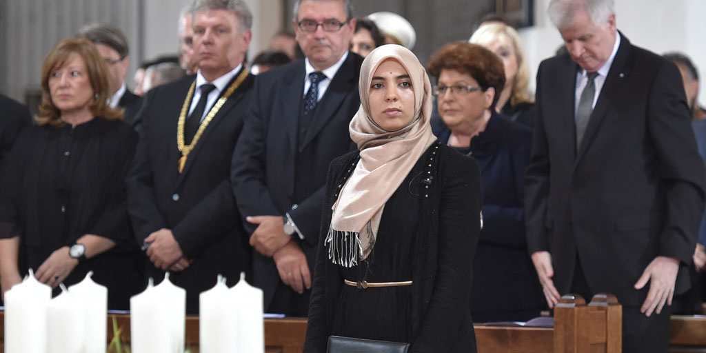 susannschroeter's tweet card. Die IslamistInnen unterwandern systematisch unser Bildungs- und Rechtssystem. Eine führende Rolle spielen dabei die konservativen Islamverbände. Deren konservativer Islam ist "mit einer säkularen...