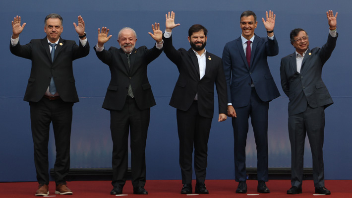 FernandoMiresOl's tweet card. En su alocución inicial, el Mandatario advirtió que "hoy, en muchas partes del mundo, la democracia está amenazada y esa amenaza no se reduce solamente a fuerza militar".