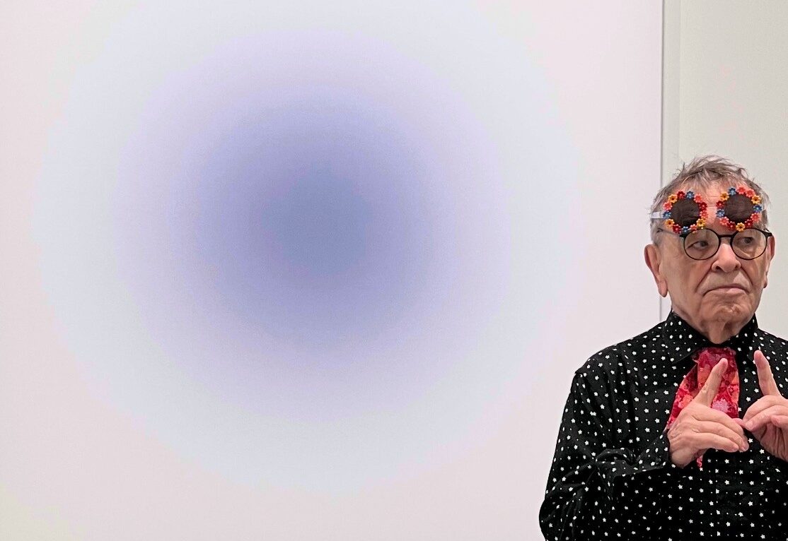 laregledujeuorg's tweet card. Fernando Arrabal visite l’exposition « Dans le flou » et se souvient de son ami Otto Piene, l’un des peintres exposés.