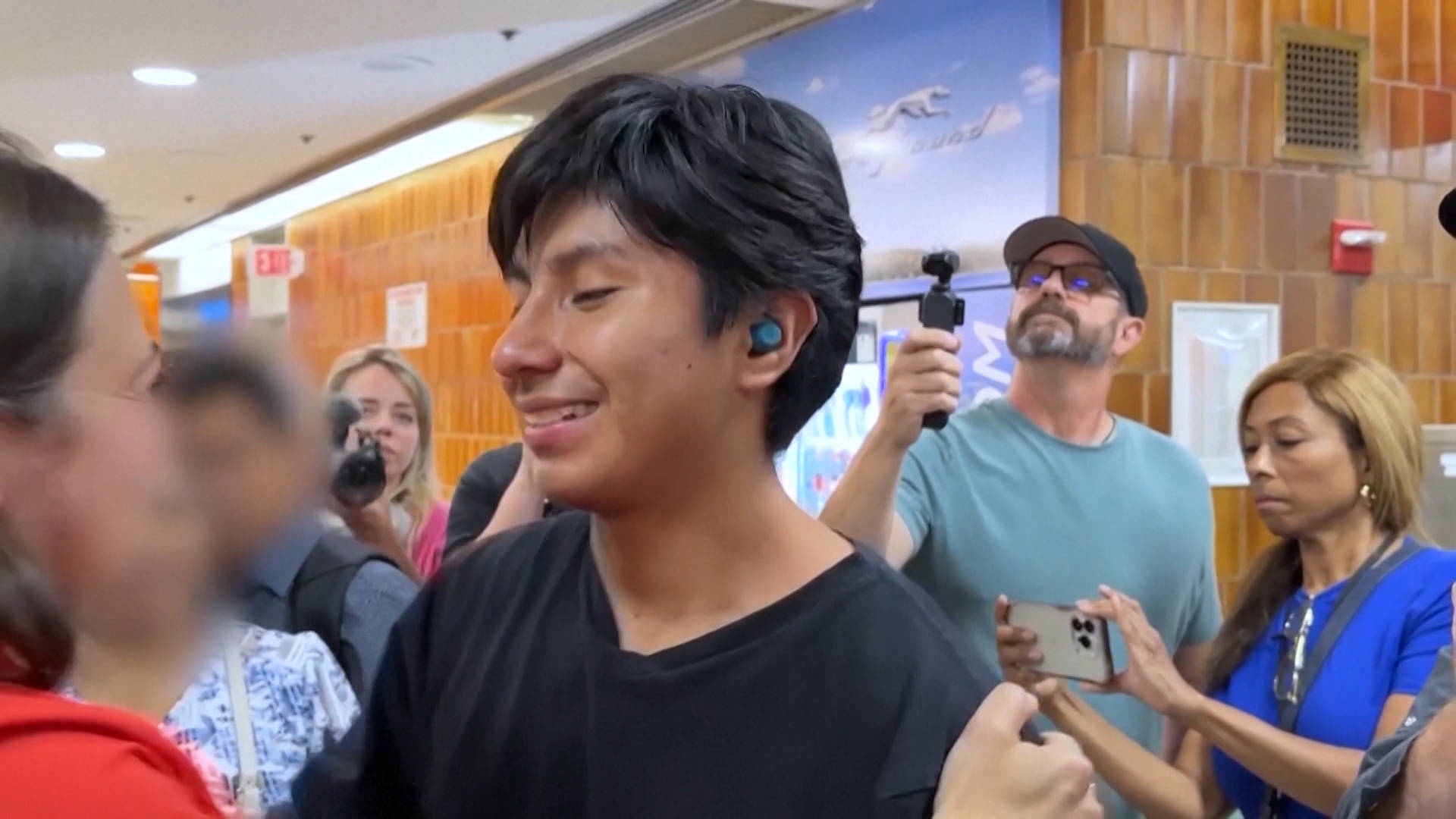 democracynow's tweet card. Here in New York, a 19-year-old high school student has reunited with his family after ICE agents arrested him in June at his asylum hearing. Derlis Chusin is from Ecuador and has been living with...