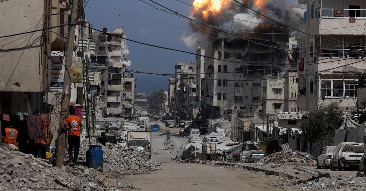 roelants_c's tweet card. Gaza: Nederland roept de Israëlische regering op de oorlog in Gaza onmiddellijk te beëindigen. De verklaring is verder ondertekend door 24 landen, waaronder het Verenigd Koninkrijk, Canada en Japan,...