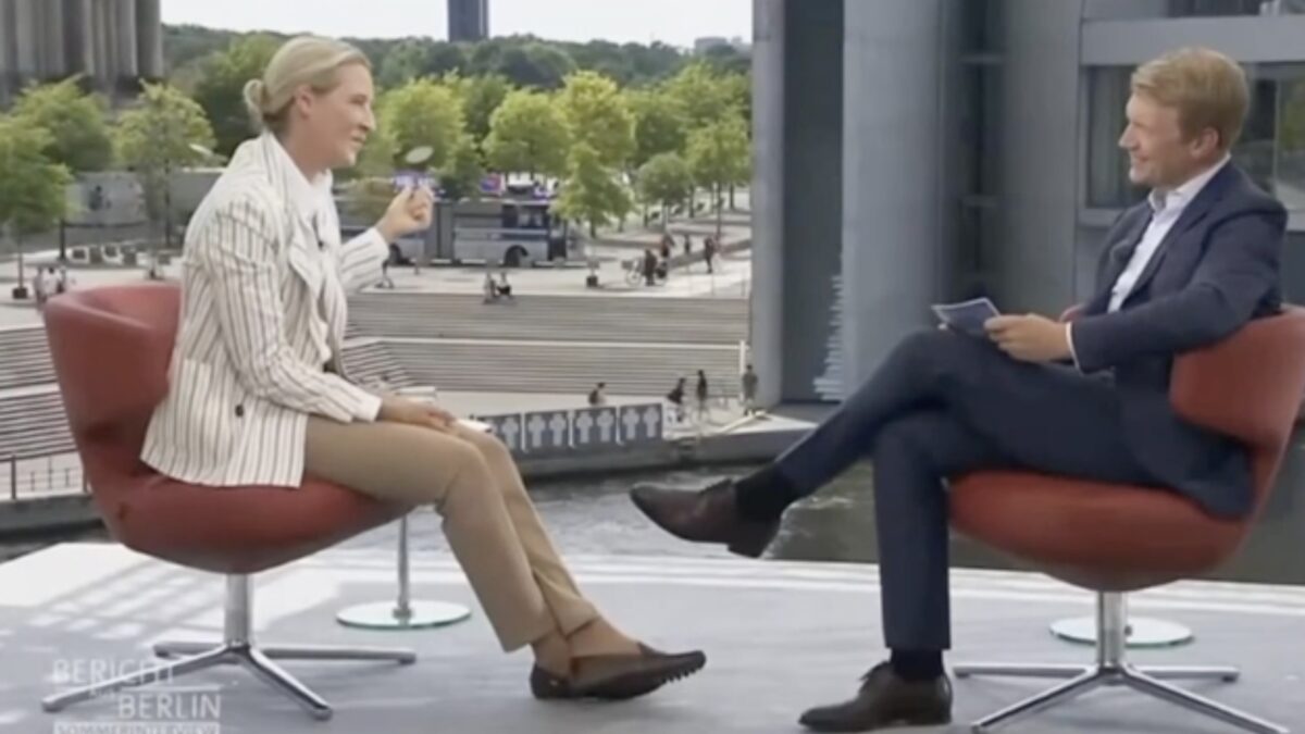 politicalbeauty's tweet card. Die ARD sendet ein Sommerinterview mit Alice Weidel, das durch lautstarke Proteste torpediert wird. Die Aktion richtet sich auch gegen die ARD und durchbricht die freundliche Normalität. Ein Kommen...