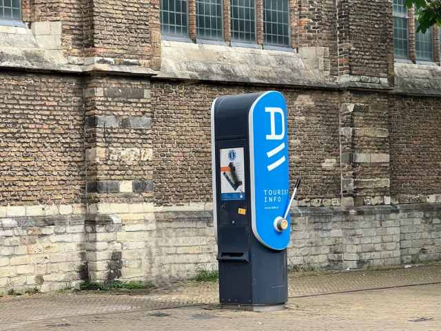 NeilThompson's tweet card. We had this morning loosely planned out, where we’d do some of the highlights of Amsterdam. Helen then said the next time we come, we should go further afield, so I suggested we go to Delft t…