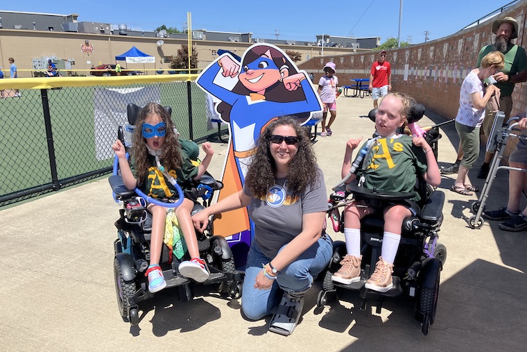 WashUAlumni's tweet card. Alumna Lisa Kollins partners with artists to help kids with illnesses see themselves as heroes.