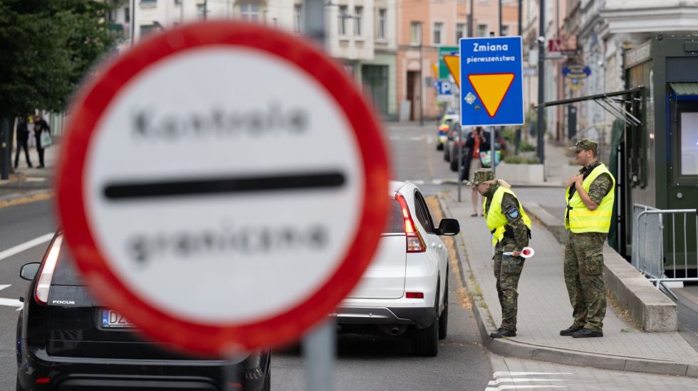cicero_online's tweet card. An der einst offenen Grenze zwischen Görlitz und Zgorzelec wird wieder kontrolliert. Während deutsche Beamte täglich Menschen zurückweisen, patrouillieren in Polen selbsternannte Milizen. Auf beiden...