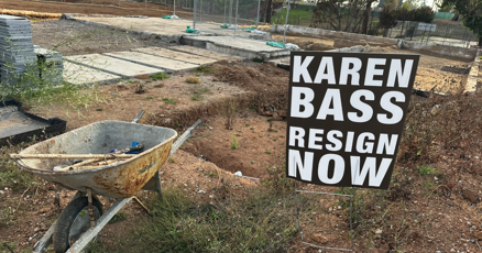 WestsideCurrent's tweet card. PACIFIC PALISADES — Dozens of yard signs reading “Karen Bass Resign Now” were posted throughout Pacific Palisades over the weekend, signaling continued frustration with Mayor Karen Bass’s response to...