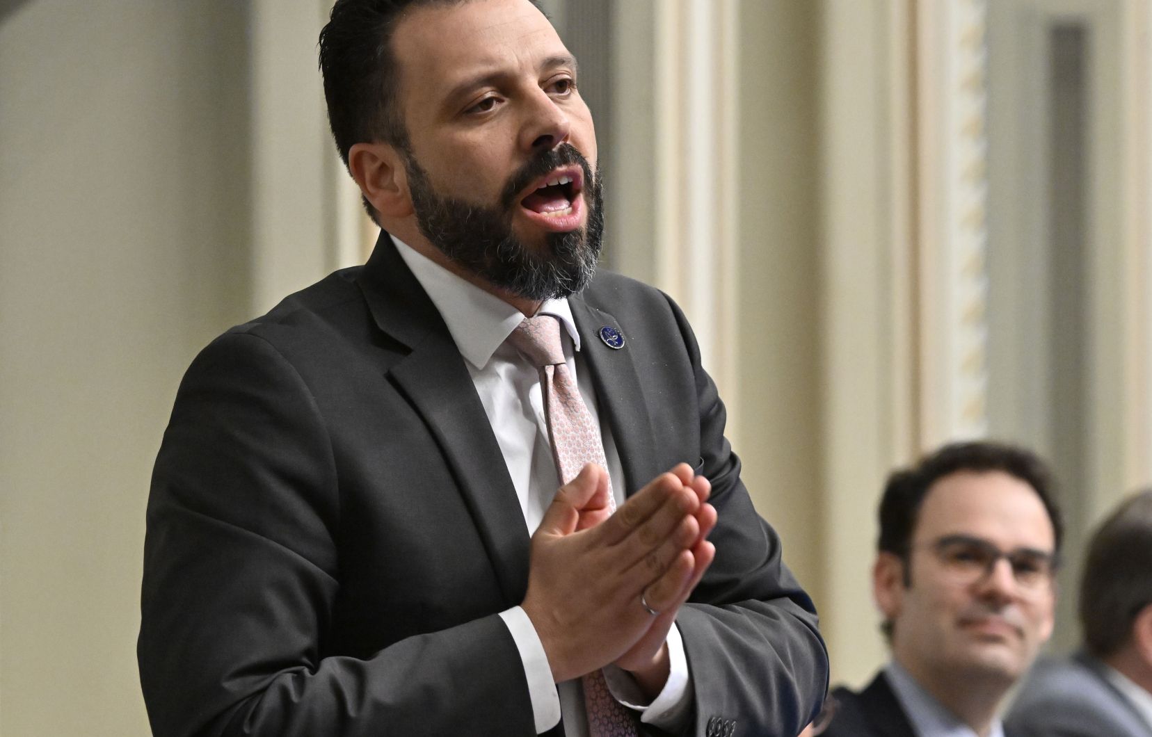 f_carabin's tweet card. Il dit qu’il «ne considère pas» que l’Assemblée et ses membres sont racistes. La CAQ lui demande des excuses.