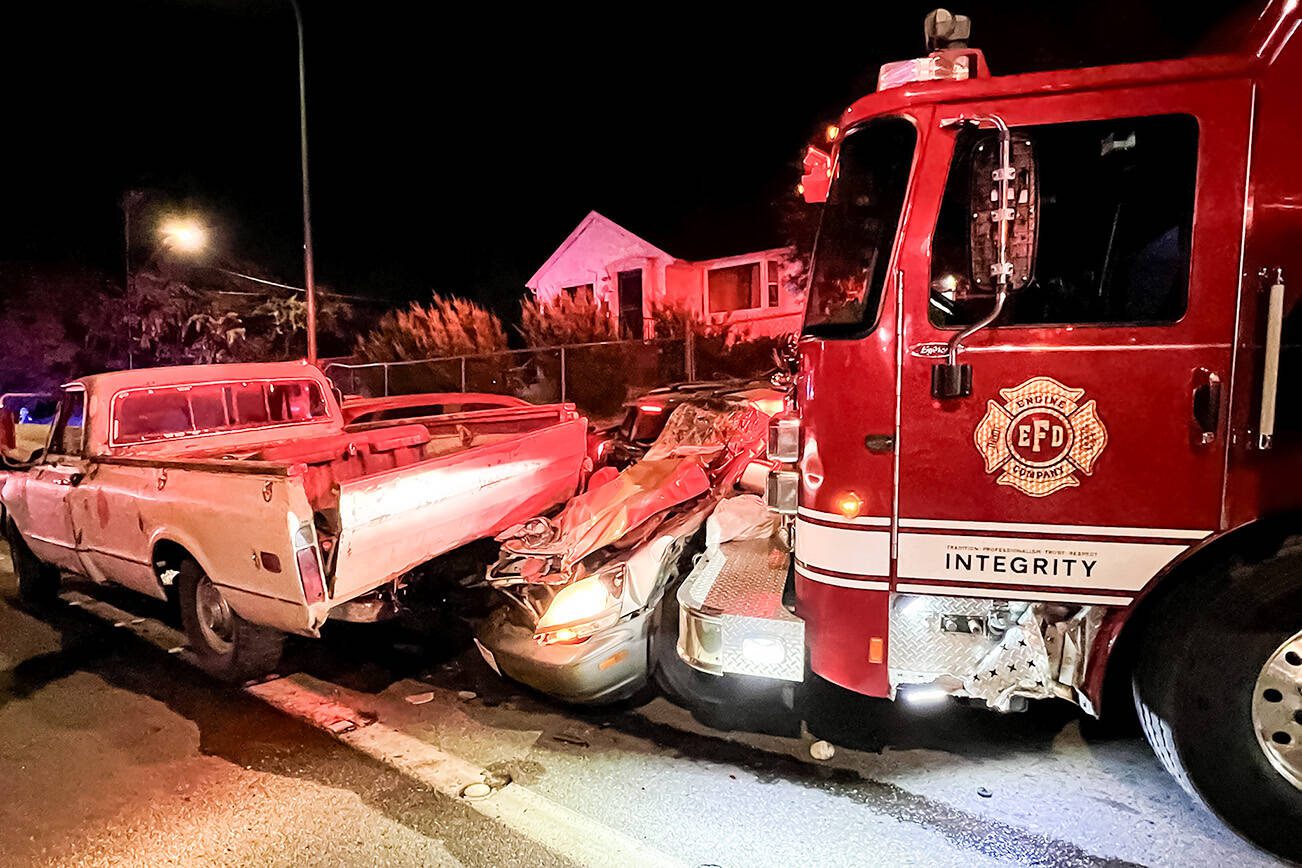 EverettHerald's tweet card. There were no injuries, but the suspect, who abandoned the vehicle and fled on foot, is still at large.