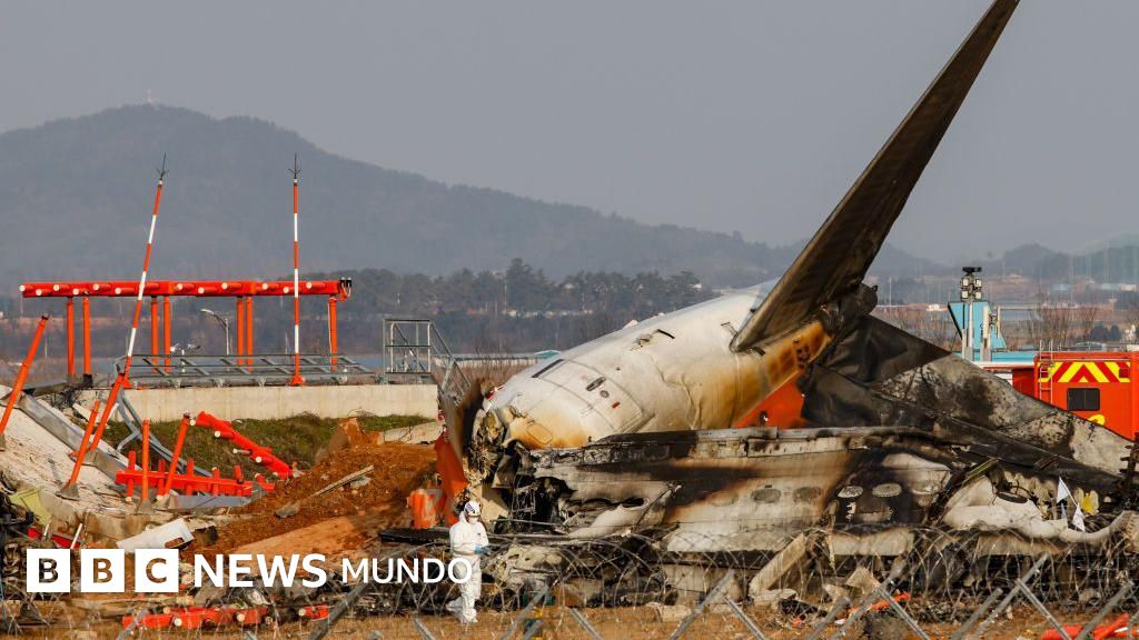 bbcmundo's tweet card. Los familiares acusan a las autoridades de culpar a los pilotos e ignorar la existencia del muro de hormigón contra el que chocó la aeronave.