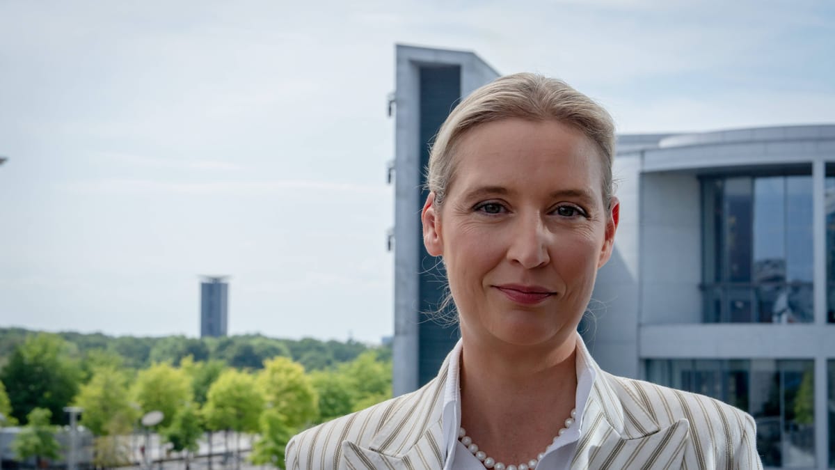 jutta_ditfurth's tweet card. Ein geplanter Konzertbesuch von Alice Weidel sorgt für Irritationen bei Vicky Leandros. Die Sängerin zieht daraufhin eine klare Grenze.