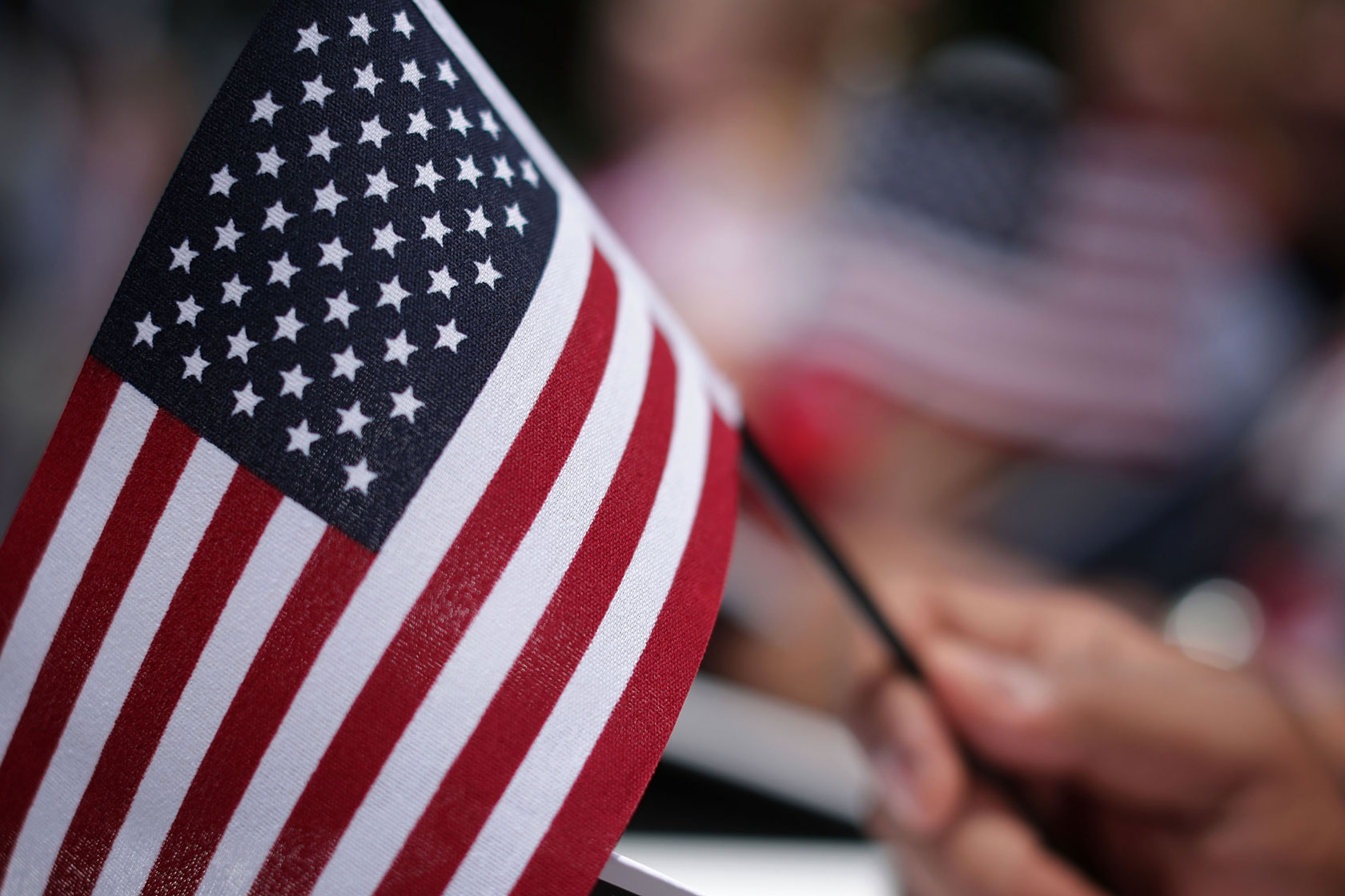 CAPespanol's tweet card. America needs a new immigration system that protects our security, grows the economy, reflects our values, and benefits all Americans.