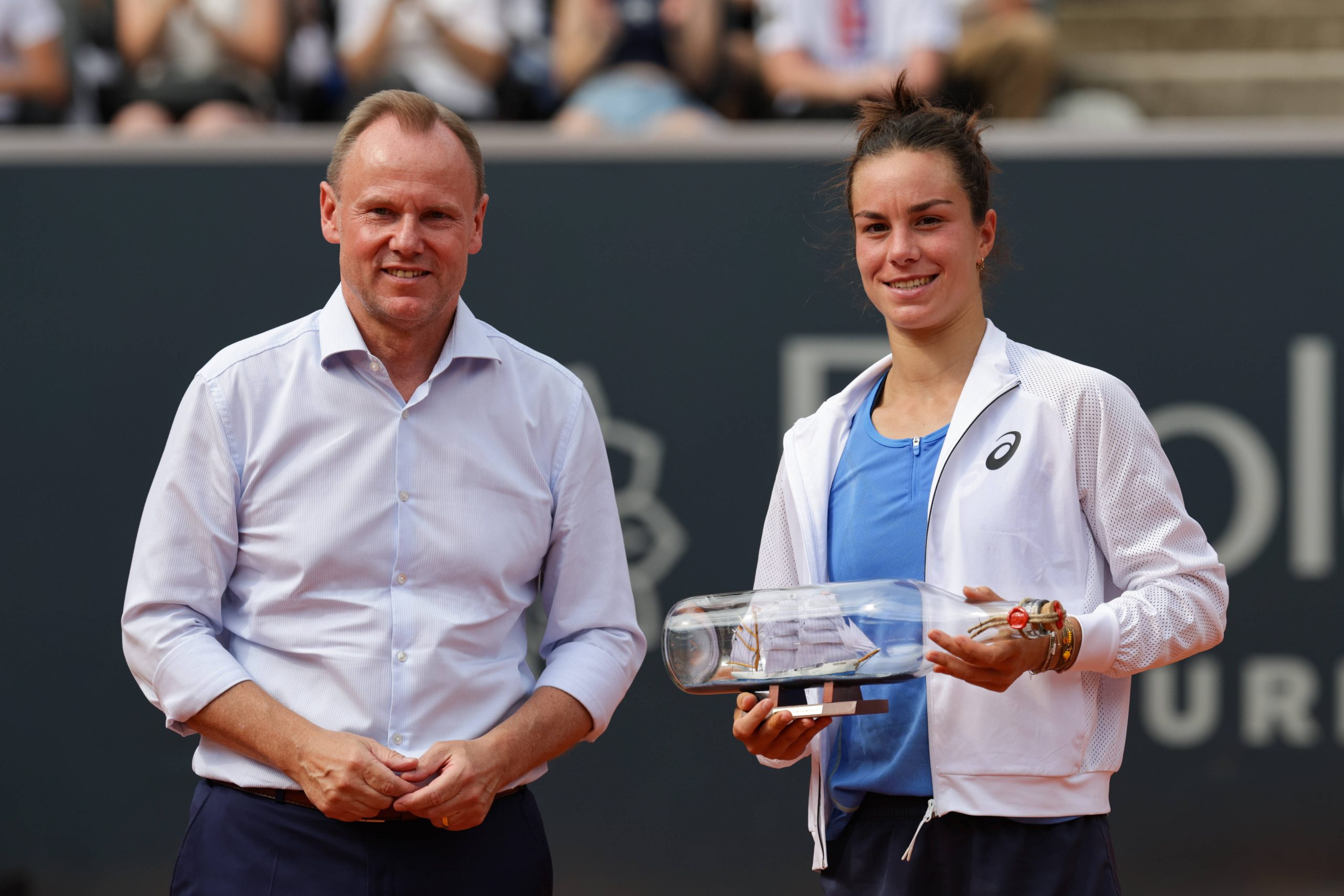 FFLose's tweet card. Après sa victoire à Hambourg, Loïs Boisson a participé à la traditionnelle remise des prix, en recevant des cadeaux moins traditionnels.