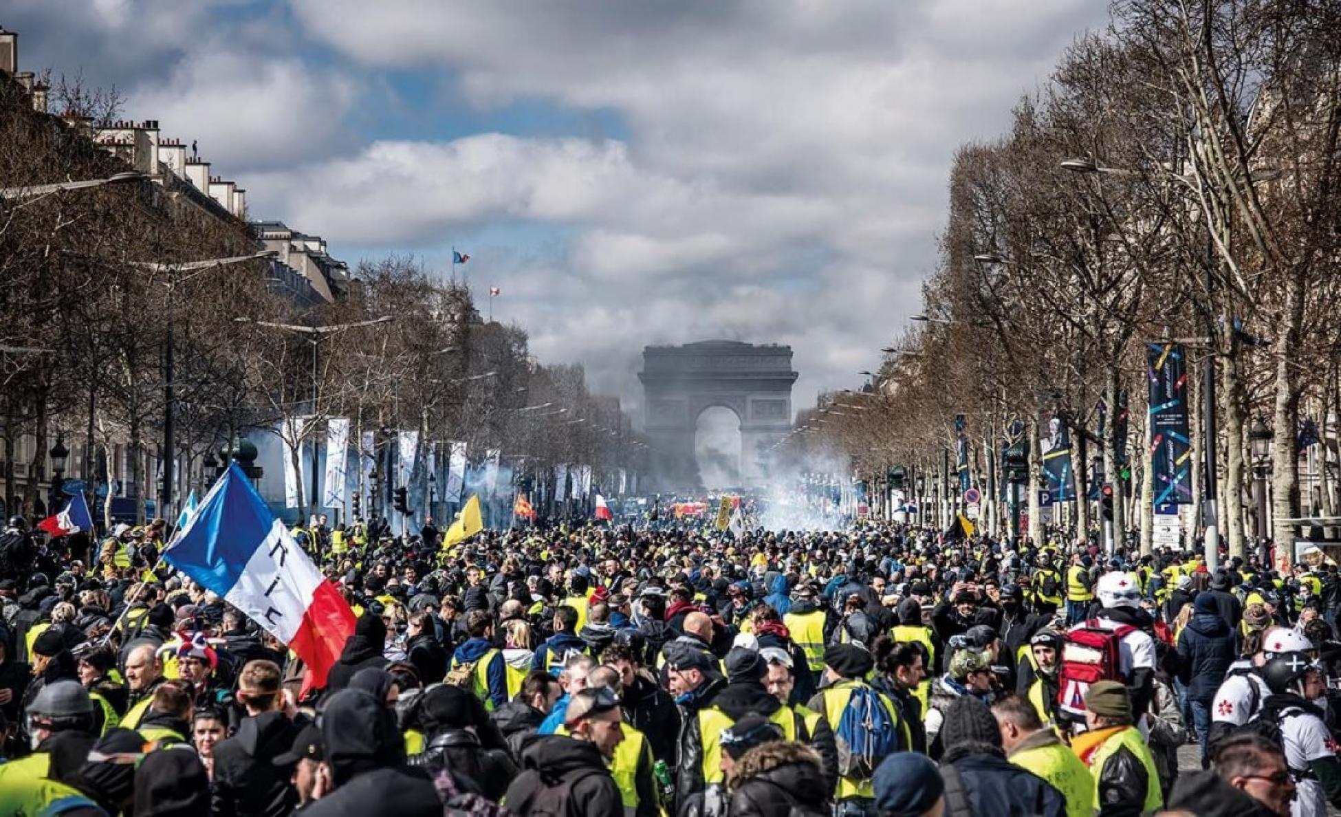 france_soir's tweet card. Le mouvement des Gueux, initié par l'écrivain Alexandre Jardin, est officiellement devenu une association loi 1901. Moteurs des gilets jaunes, pourfendeurs des ZFE, les Gueux sont "ceux qui se lèvent...