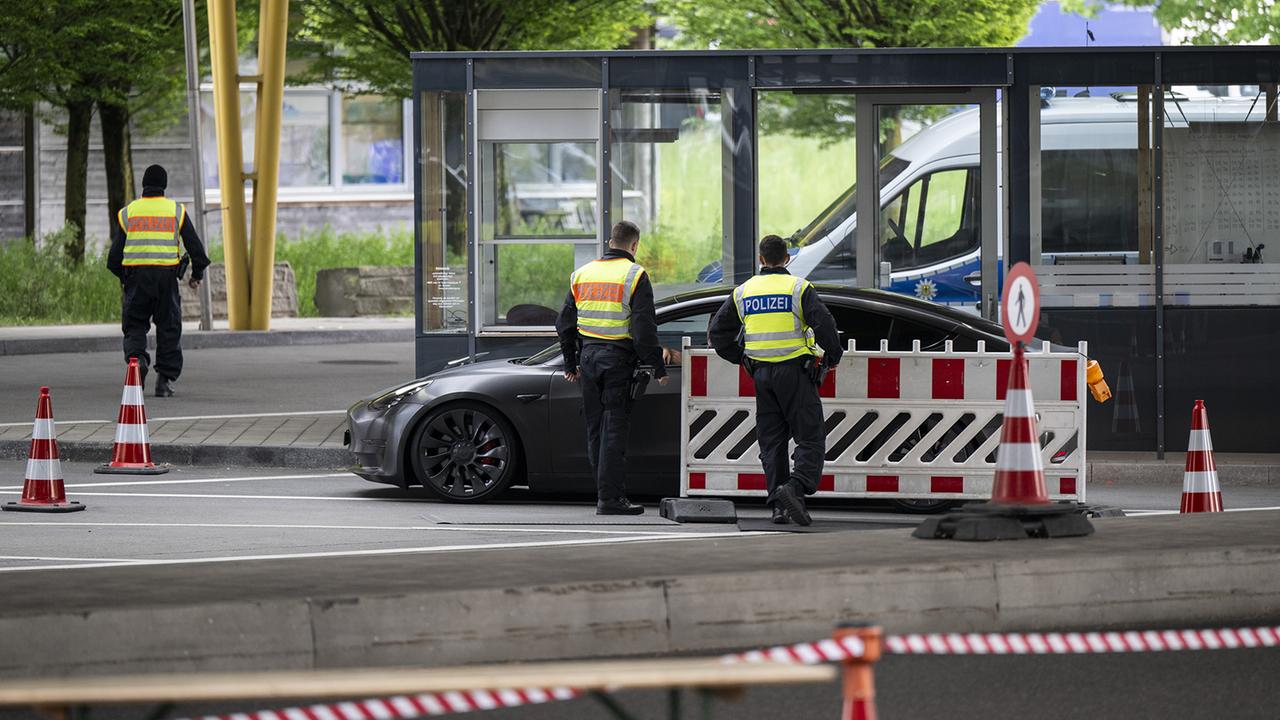 F_Braeutigam's tweet card. Vor knapp vier Wochen hat Innenminister Dobrindt verschärfte Grenzkontrollen und die Zurückweisung Asylsuchender angeordnet. Doch die Maßnahme ist laut Verwaltungsgericht Berlin rechtswidrig. Von...