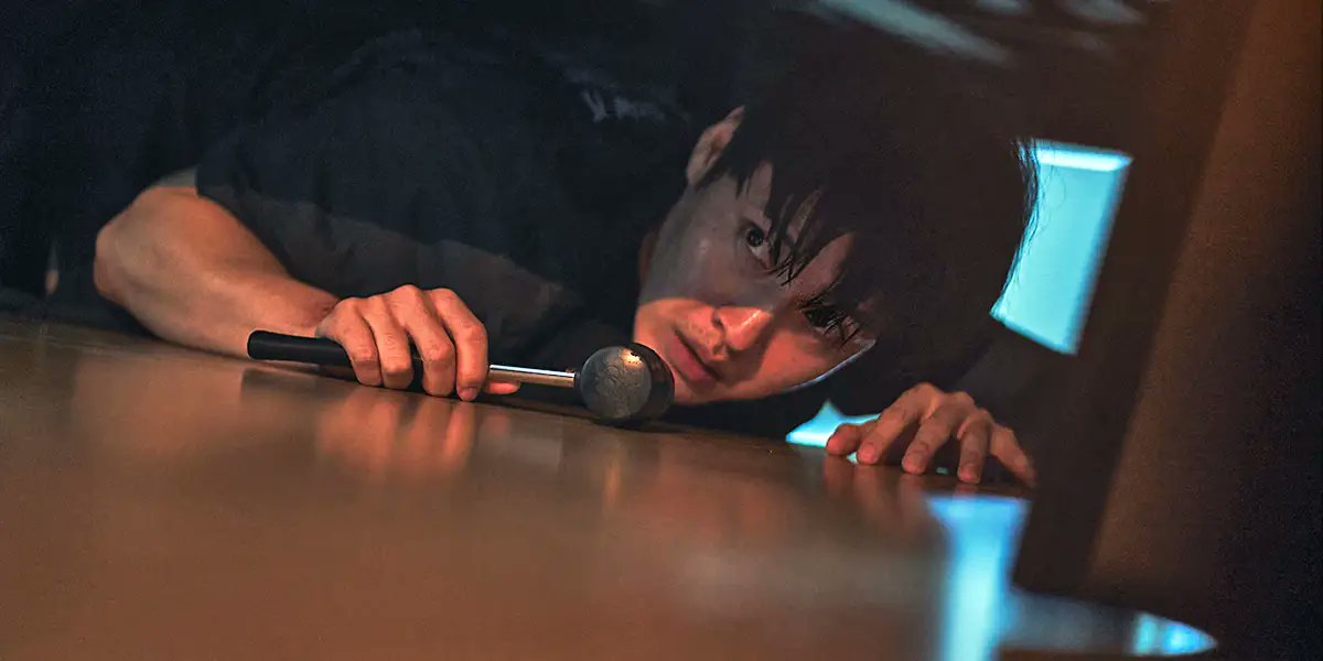 LoudAndClearRvs's tweet card. Wall to Wall (84제곱미터) excels in its exploration of economic equality and an engaging first half, but is let down by an overstuffed conclusion.
