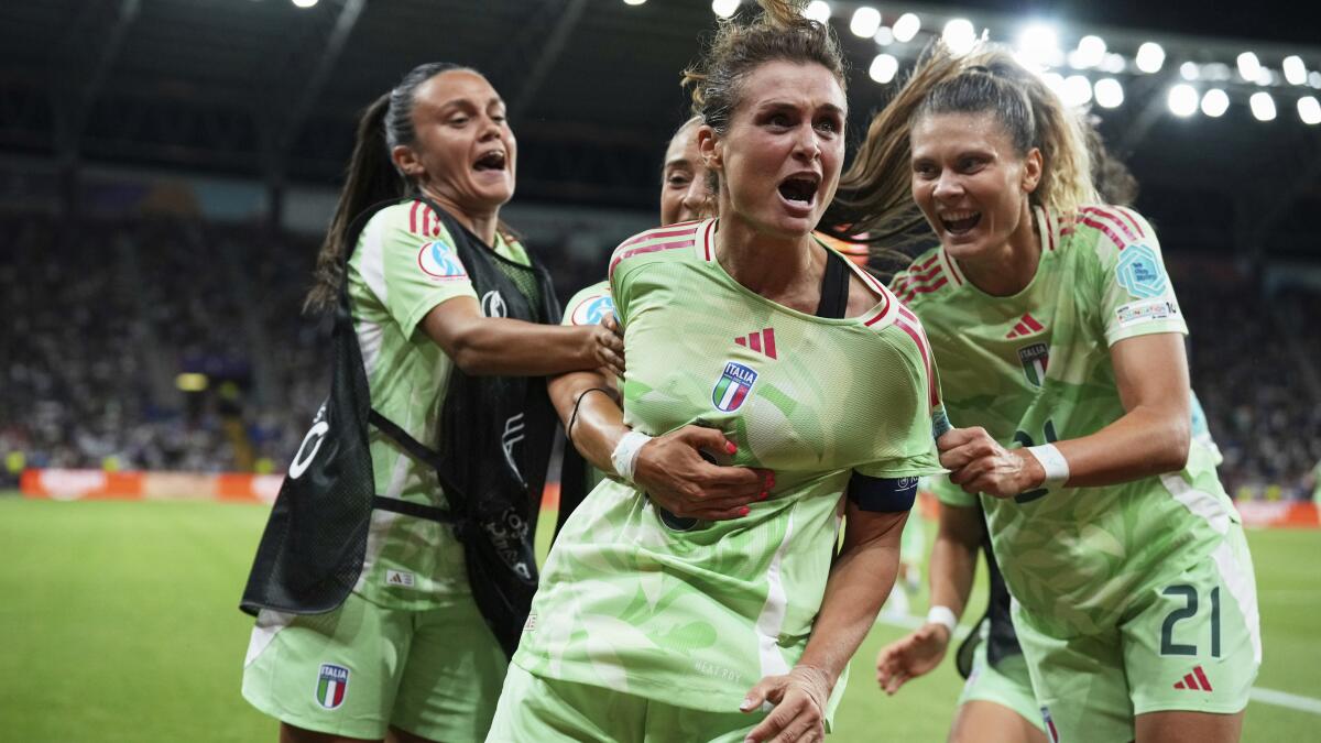 latimesespanol's tweet card. Italia está a una victoria de alcanzar la final de la Eurocopa femenina, pero hace solo tres años sus jugadoras ni siquiera podían obtener contratos profesionales en su propio país.