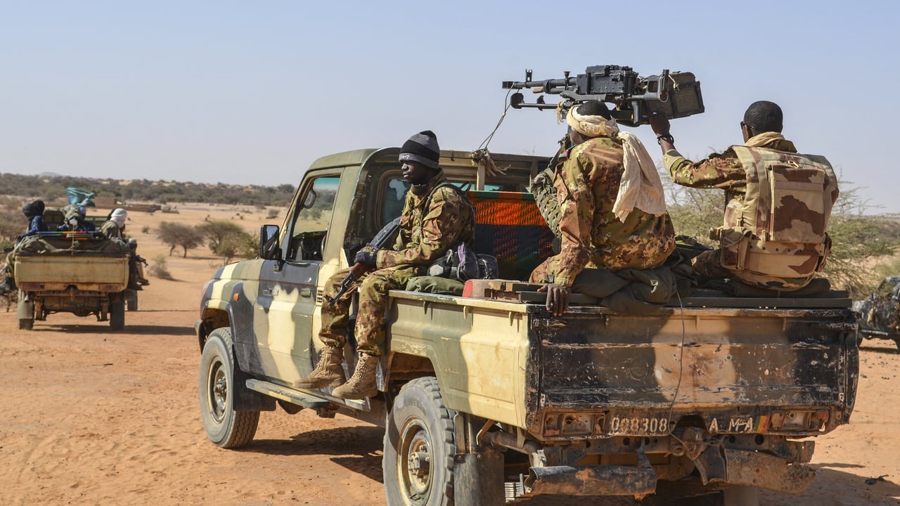 matteomaillard's tweet card. Ce samedi 28 juin, l’armée malienne a infligé deux revers à l’État islamique au Grand Sahara (EIGS) : un cadre jihadiste a été tué et un autre s’est rendu, avec plusieurs de ses combattants évoluant...