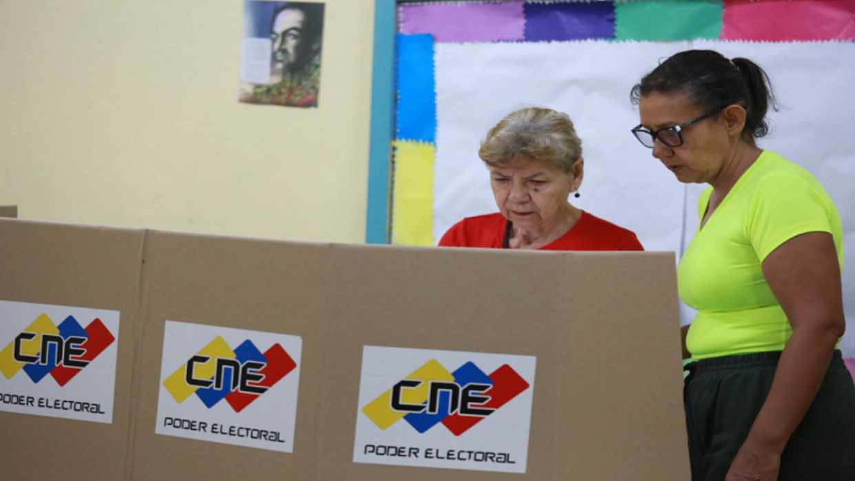 ElUniversal's tweet card. ‎Ese día, los 15.731 centros de votación contarán con dos estructuras de mesas claramente diferenciadas. La primera mesa estará destinada a las elecciones municipales