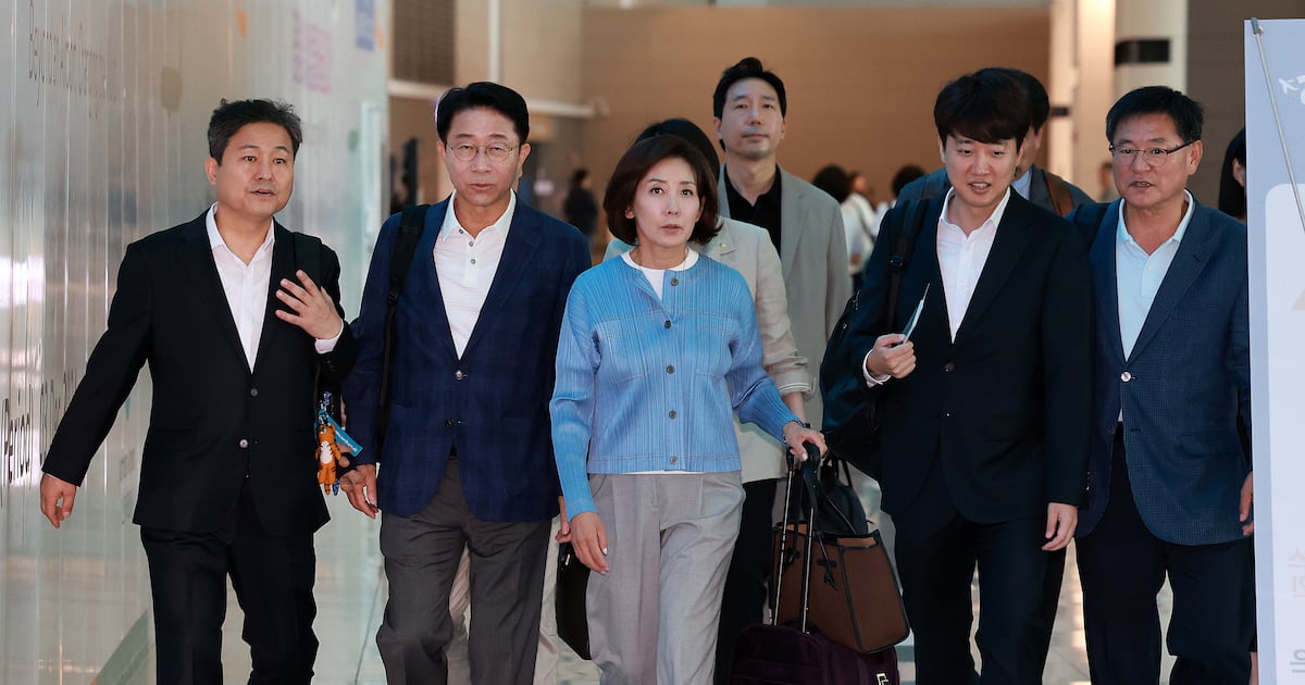 jljzen's tweet card. S. Korea sends top officials to US as tariff deadline looms National Security Adviser Wi Sung-lac travels to Washington, with finance, industry, and foreign ministers to follow