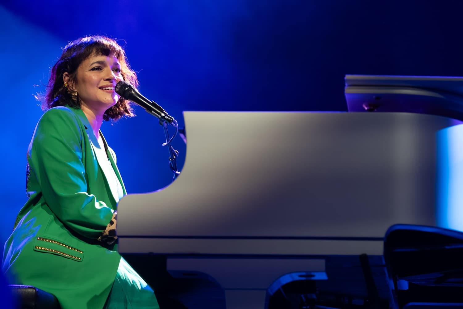 OOR's tweet card. Norah Jones, wie kent haar niet? Denk je aan North Sea Jazz, dan denk je automatisch aan de Amerikaanse zangeres en pianist die hier al vaker stond en die - of dat genretechnisch gezien klopt of niet...