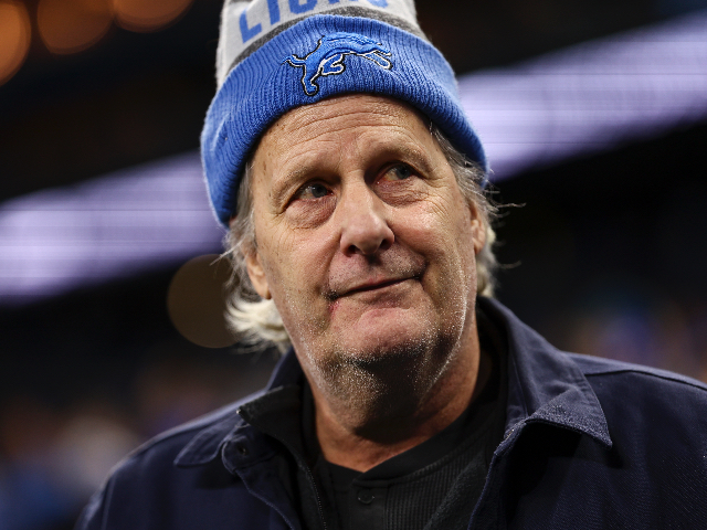 JonTarr17's tweet card. Far left-wing actor Jeff Daniels is lamenting the loss of civility in politics today, but also hopes that Republicans lose "a lot of money."