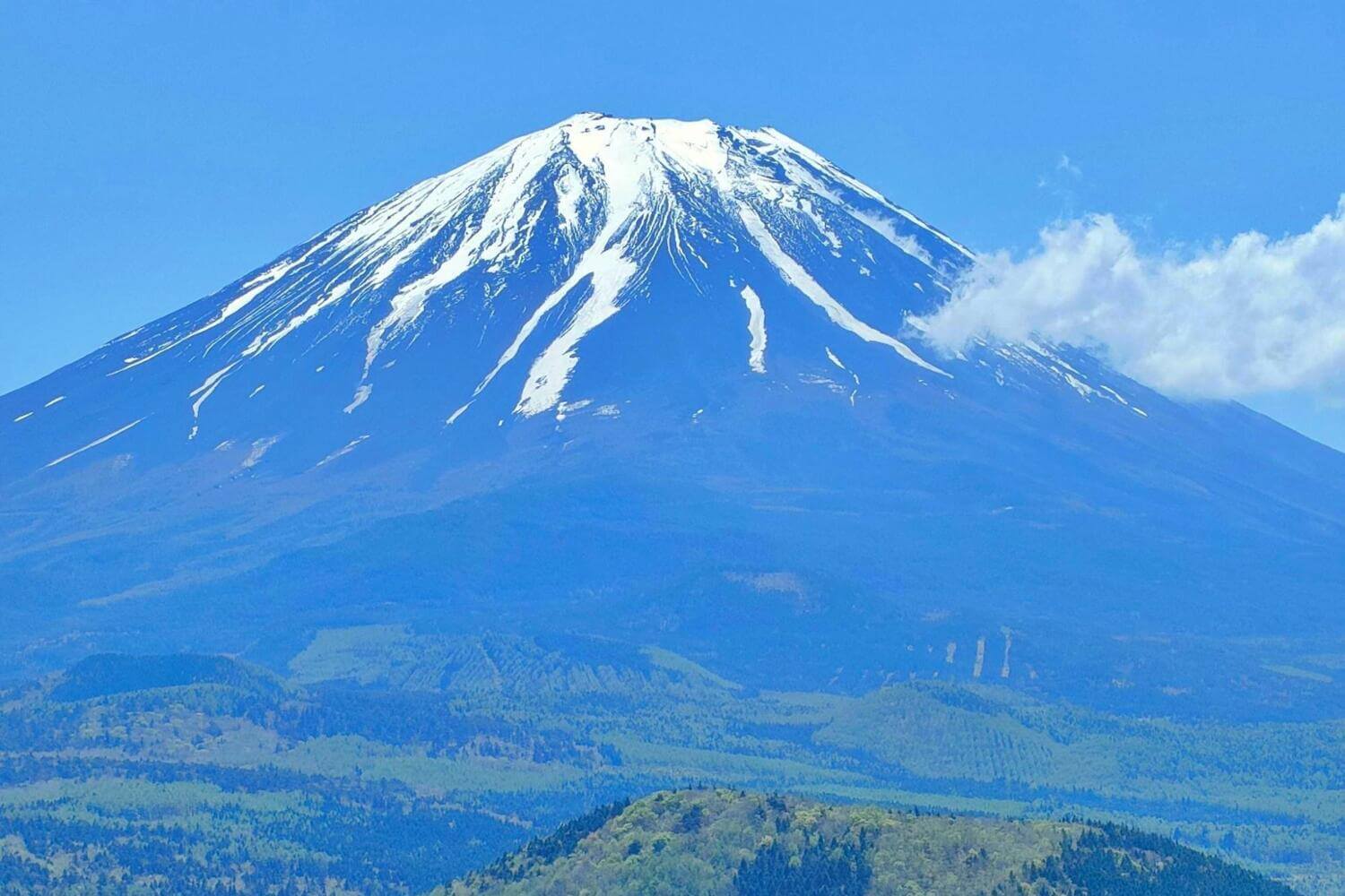 AlleinAdler's tweet card. 日本最高峰であり、世界文化遺産にも選定されている富士山（3,776m）。堂々とそびえるその姿は古来から数多くの文芸作品に登場し、日本人にとっては精神的に大きな存在です。今回は富士山が間近にそびえる富士五湖周辺で、登山ガイドの鷲尾太輔さんがおすすめの山を紹介します。