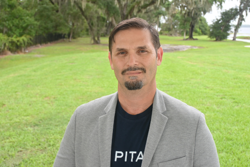 ICFJ's tweet card. El periodista César Batiz desafía la censura y la represión en Venezuela con trabajo en equipo e innovación Innovación César Batiz, fundador de El Pitazo, recibe el Knight Award 2025 del ICFJ por su...