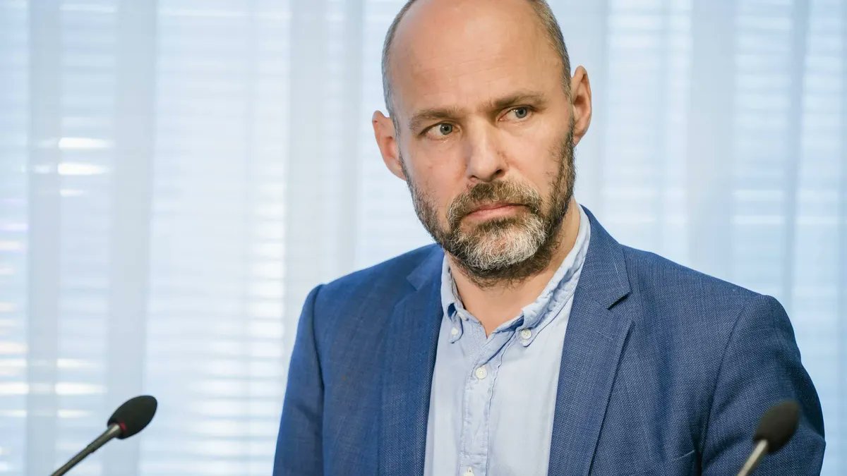 olthof_tom's tweet card. DEN HAAG (ANP) - Dat de politie journalisten wegstuurde bij de demonstratie van XR bij de A44 en ze dreigde op te pakken, is "precies zoals we het niet willen". Dat zegt algemeen secretaris Thomas...