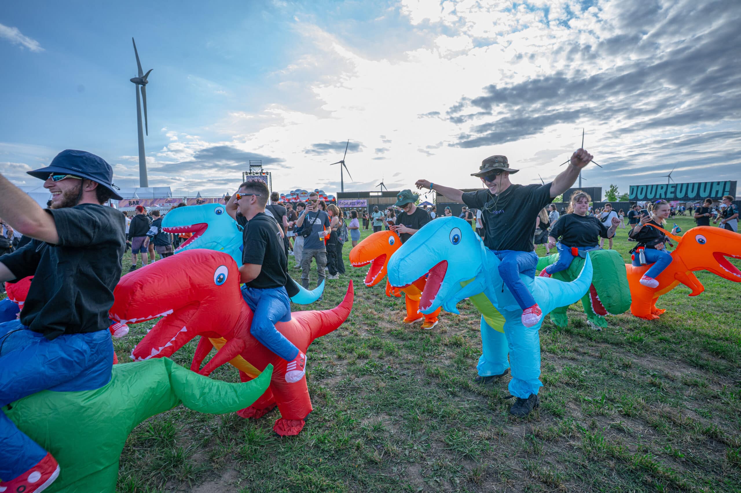 OOR's tweet card. De kuiten blinken nog altijd, na keurig nette weekenden op Best Kept Secret en Down The Rabbit Hole. Dus stuurde OOR – als ware het een ontgroening – een jonge hond naar het legendarische festival in...