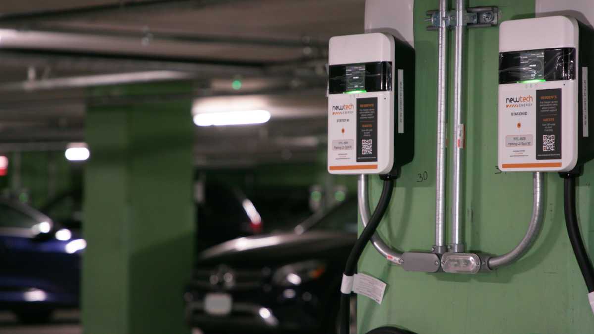 nyctaxi's tweet card. The largest public charging station in New York state has opened in Flushing.
