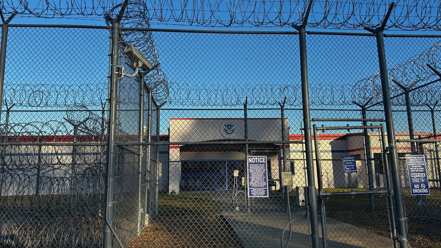 benavides_colon's tweet card. A new report detailed food poisoning and insufficient portions at overcrowded detention facilities.