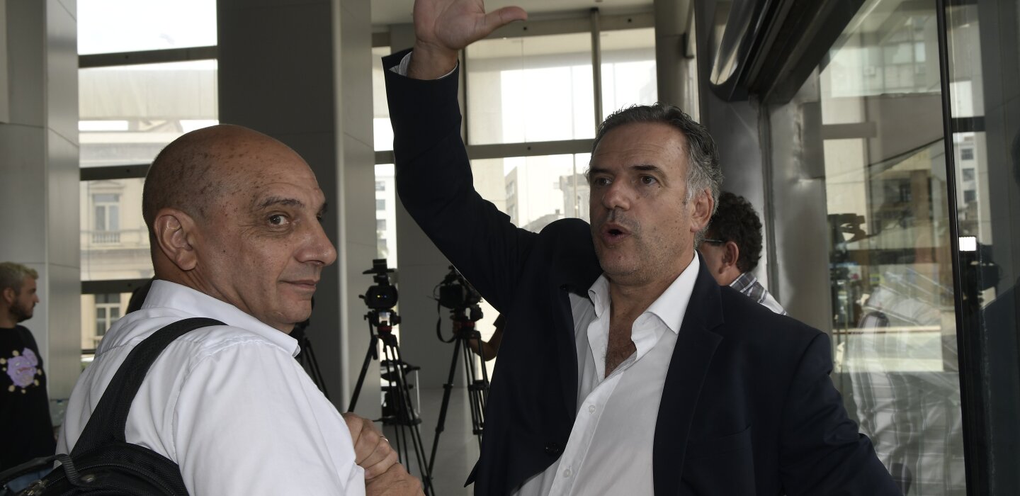 MnicaBottero's tweet card. Frente al cruce entre Jaime Saavedra y Eugenio Acosta, los dos representantes del Frente Amplio en la institución, el presidente Orsi resolvió respaldar al primero y remover al segundo.