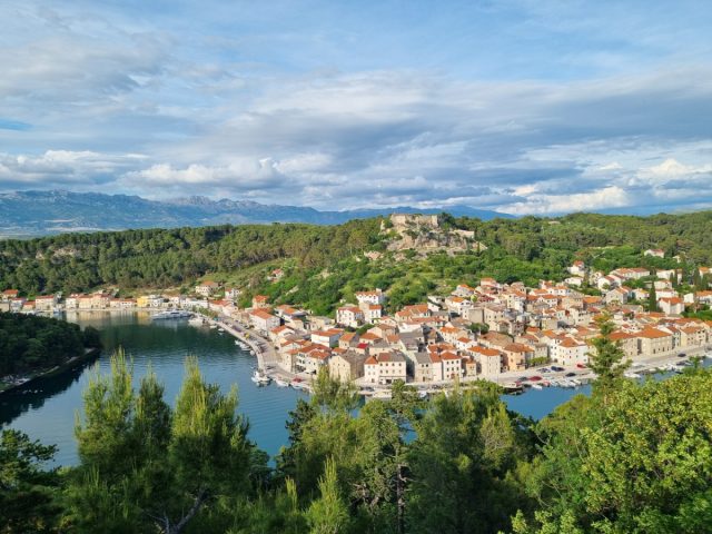 TekstFontein's tweet card. Kroatië: langs de kust en terug (2) Gisteren hebben we een bezoek gebracht aan het bergdorp Hum en het prachtig aan zee gelegen stadje Rovinj. Vandaag verlaten we Opatija en zetten we koers naar No…