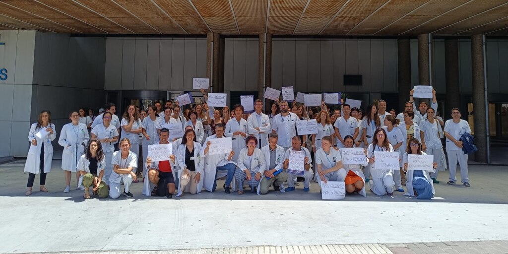 ccarballo50's tweet card. Los médicos denuncian la “disminución en las plantillas de facultativos” en los últimos años