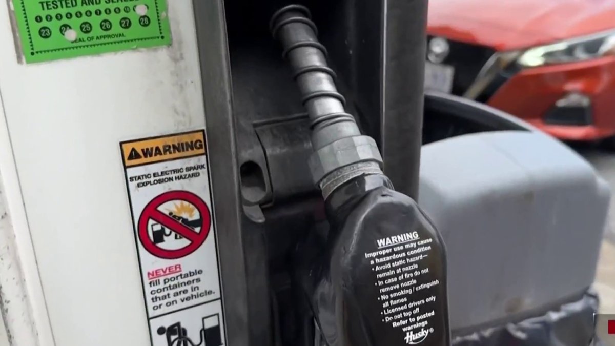 Telemundo44's tweet card. Cerrar el carro al bajarse y no dejar tu cartera visible son algunos consejos para evitar ser víctima de robo en una estación de gasolina.