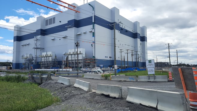 domartell's tweet card. Cette semaine marque le début de la préparation des opérations de mise en service de la première des trois lignes de production de l’usine d’Ultium CAM à Bécancour.