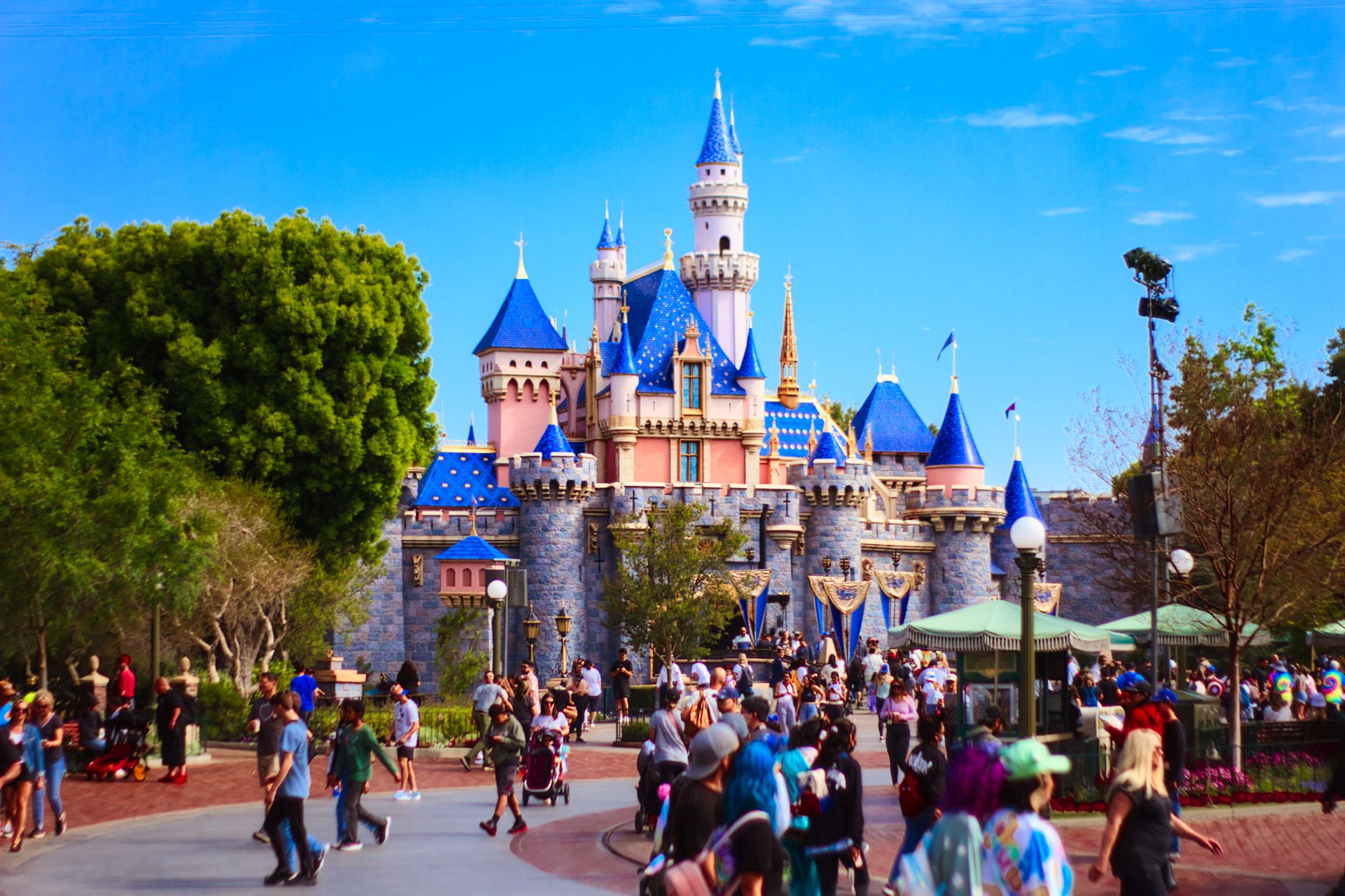 dlnt's tweet card. Just in time for its 70th birthday, Disneyland Resort reportedly surpassed 1 billion all-time visitors this year.