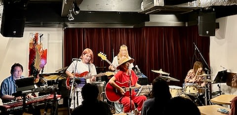 JunAbe_JunAbe2's tweet card. カントリーミュージック（ちょっとフュージョン）しばりのセッション、初出演の本厚木キャビンにて、終了しました！メンバーは私以外は女子・・・、瀬川千鶴（g）さん、とても多才なITSUKA（vo,g）さん、伊藤千明（b）さん、ライブでは初共演の小久保”bon”里沙（ds）さん乘冨鼓（ds）君も来てくれました、飛び入りも！自分的にカントリーしばりライブは初でしたが、楽しい皆様と盛り上がったセッション...