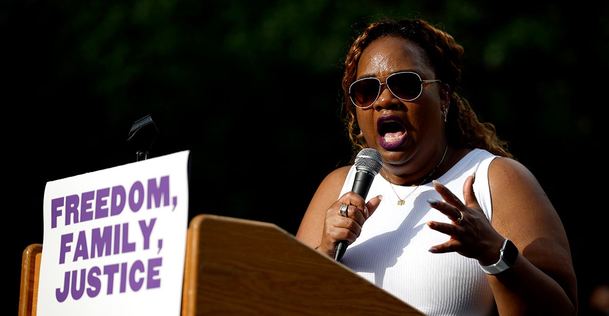 gds44's tweet card. Why are election workers in Chicago trying to join an SEIU local union that bankrolls Democrats and helps them get elected?