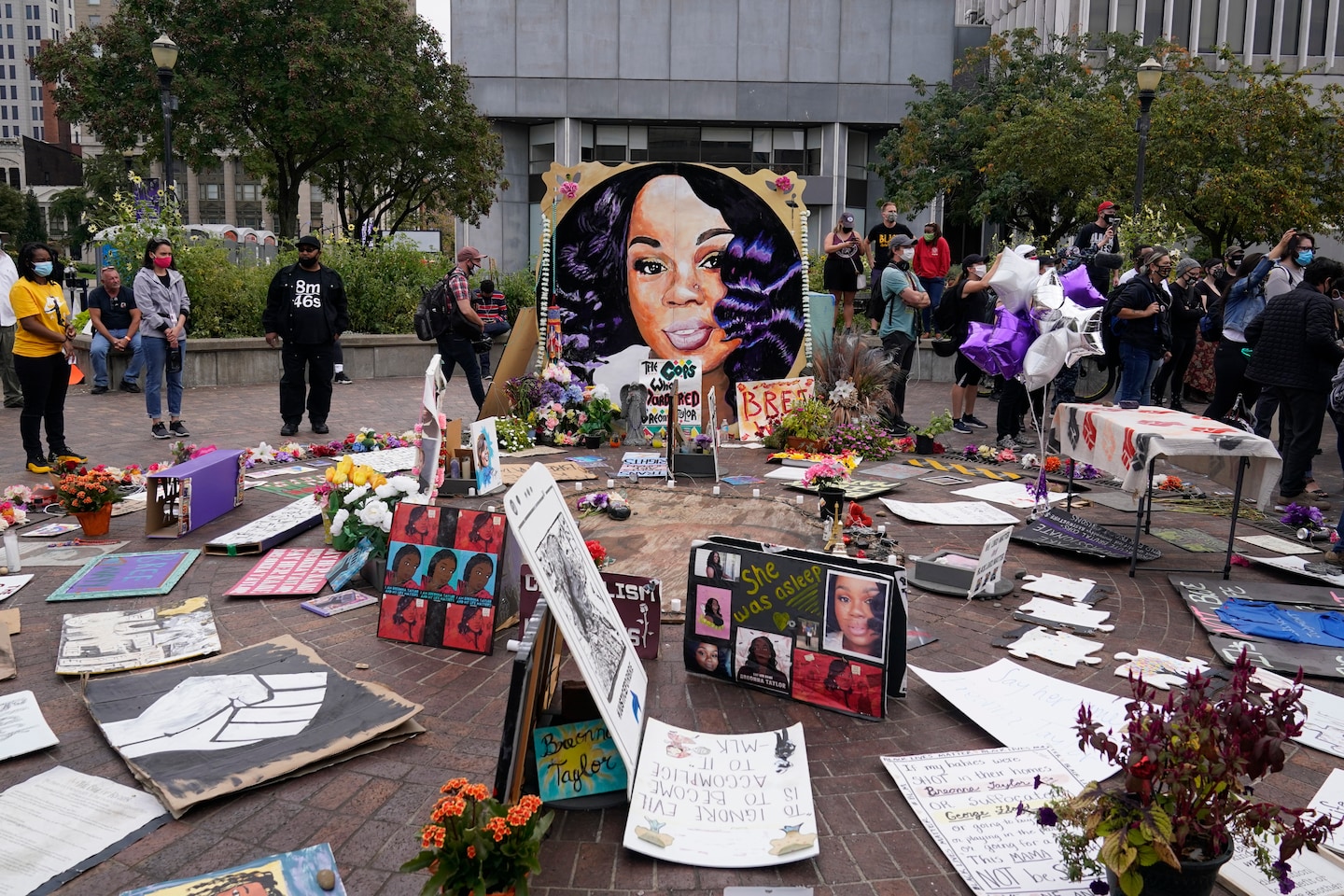 washingtonpost's tweet card. The Trump Justice Department had sought a sentence of one day, telling the court that Brett Hankison shouldn’t have been prosecuted for his role in Breonna Taylor’s death.