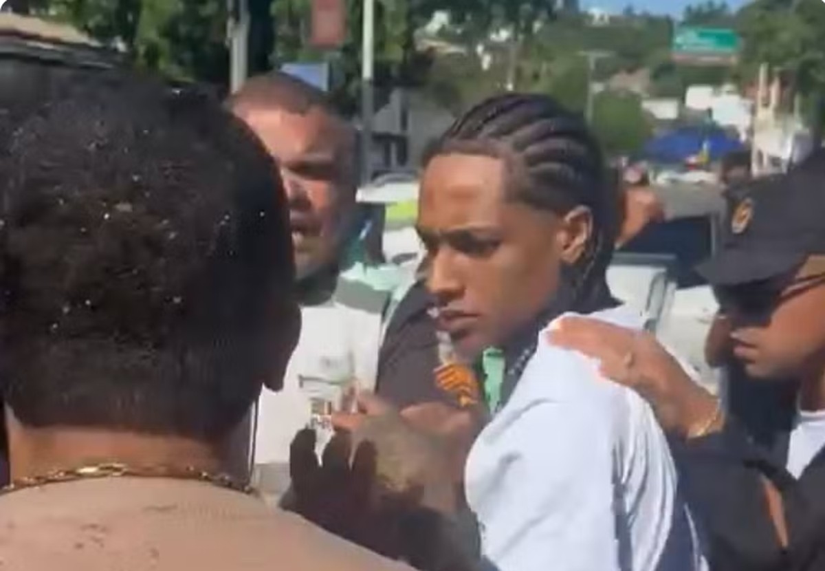 CBNoficial's tweet card. Artista responde por sete crimes após confusão com policiais civis; ele está isolado em cela individual no Complexo de Gericinó.