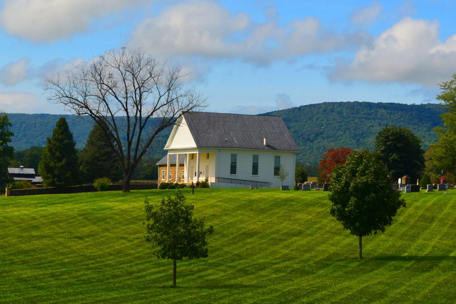 Dulles_Airport's tweet card. Here’s how to plan a trip to Loudoun County.