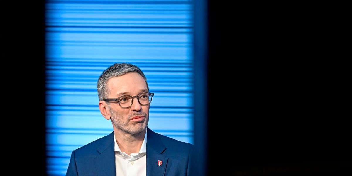 Oberluchs's tweet card. Der Begräbnisskandal erschüttert mich und ruft Erinnerungen an meine Jugend hervor. Mein Österreich muss vor dem Schicksal einer verschleierten "Orbánisierung" gerettet werden