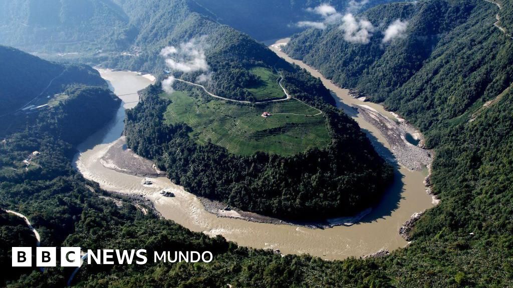 bbcmundo's tweet card. La represa está ubicada en un río tibetano que fluye hacia India y Bangladesh, y podría afectar a millones de personas río abajo.