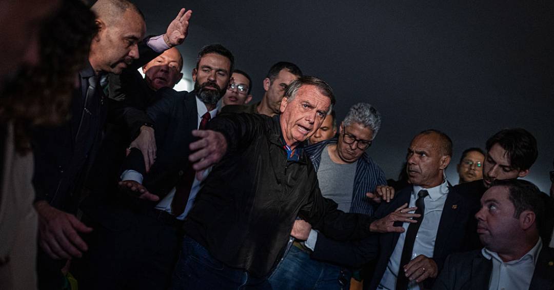 VEJA's tweet card. Defesa do ex-presidente foi intimada a se manifestar sobre ida de Bolsonaro à Câmara na tarde de segunda, 21