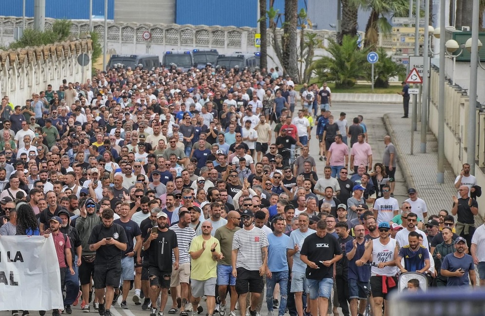 _NuevoRumbo_'s tweet card. En un momento histórico en que la crisis capitalista golpea con dureza a la clase trabajadora, la huelga del sector del metal en Cádiz emerge como un acto de resistencia imprescindible y un grito d…