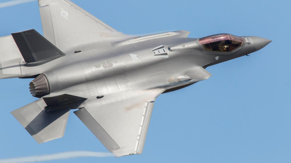 HackneyAbbott's tweet card. Flight from New Mexico to RAF Lakenheath believed to have dropped off B61 nuclear bombs that can be carried by Britain’s new F-35A fighter jets