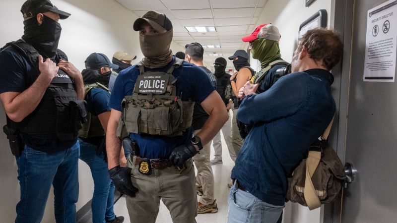 JusticiaLealtv's tweet card. Grupos de derechos civiles demandaron el miércoles a la administración de Trump en un intento por detener la política gubernamental que les permite a los agentes de ICE arrestar a los inmigrantes...